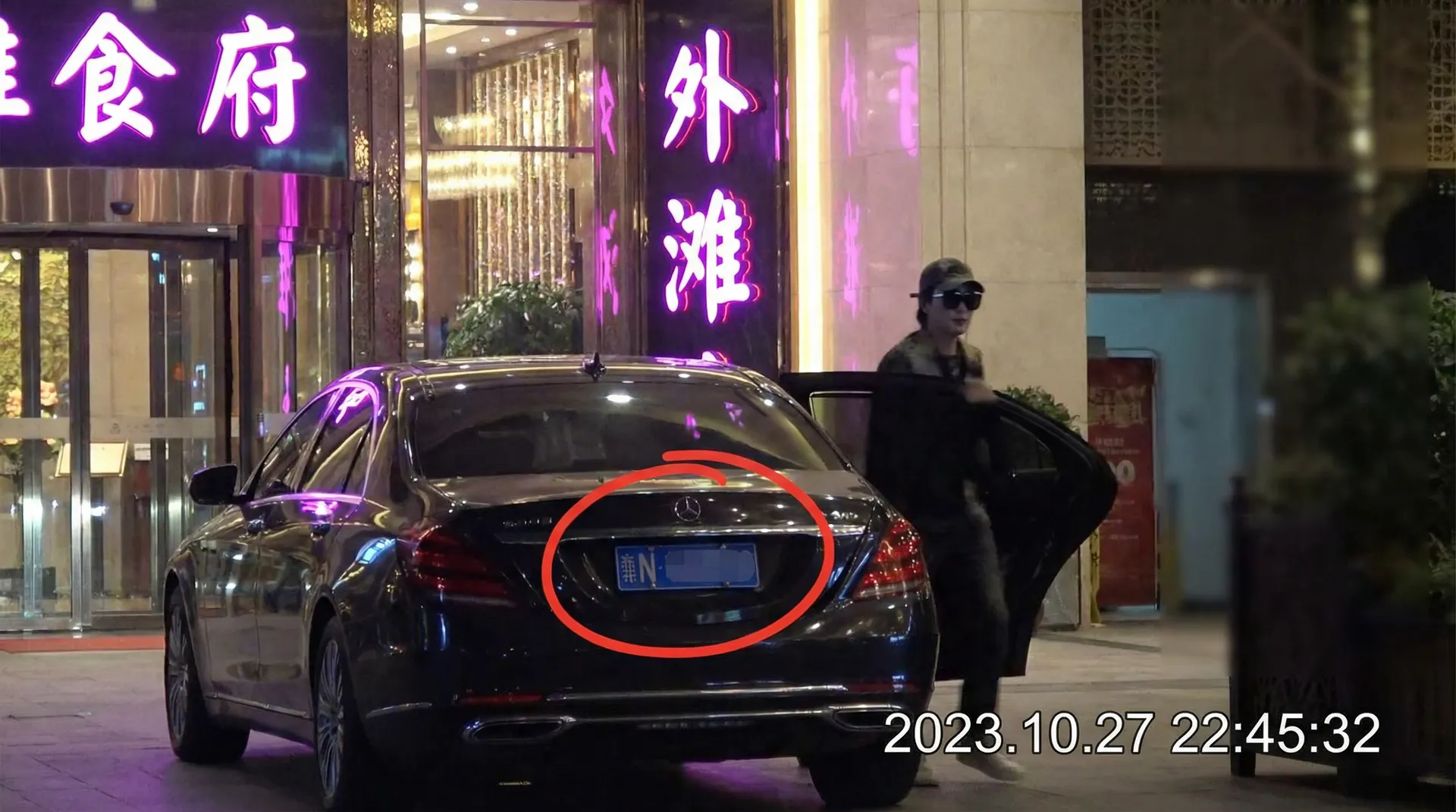 51网官网-网络热门事件|网红事件|51网平台 - 豪车餐厅外被拍