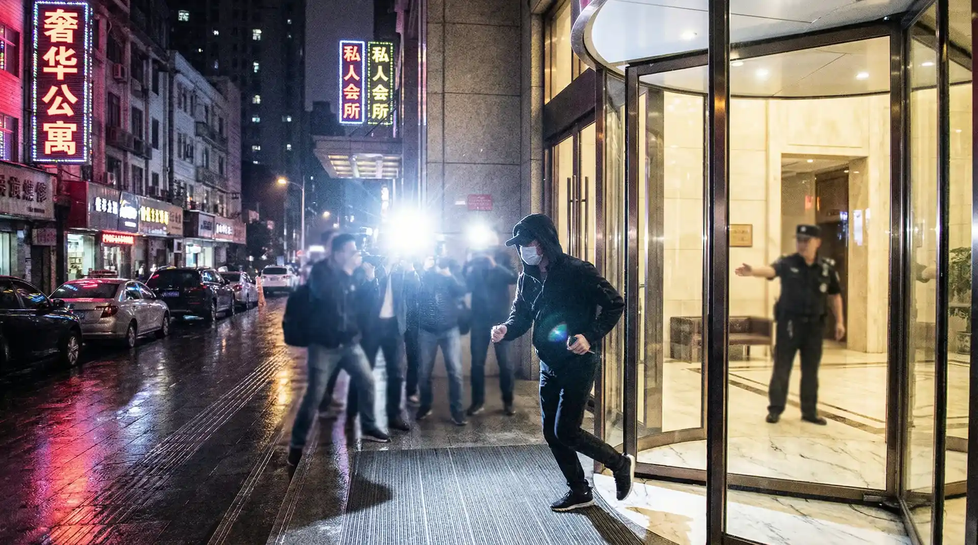 51网官网-网络热门事件|网红事件|51网平台 - 公寓楼下记者围堵