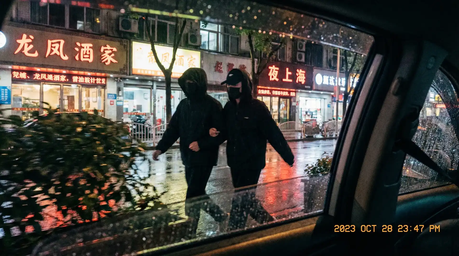51网官网-网络热门事件|网红事件|51网平台 - 顶流明星深夜密会现场抓拍照片